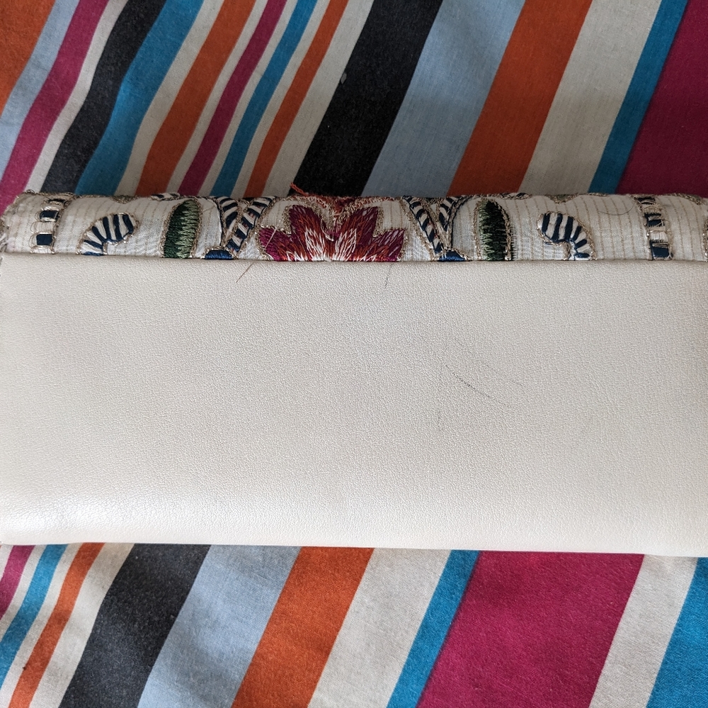 Embroidered wallet - Picture 3 of 3